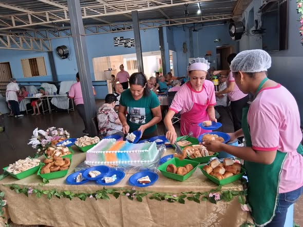 Rosana Lemes celebra aniversário com os idosos do Asilo