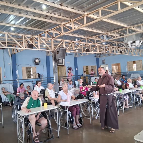 Frei André conduz palestra sobre Vocação no Asilo
