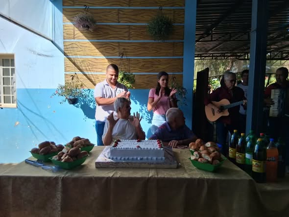Aniversariantes de julho são celebrados com festa e cachorro-quente