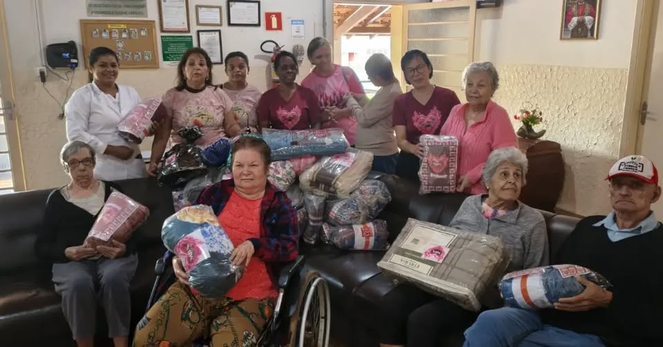 Igreja Mundial de Frutal doa cobertores aos idosos