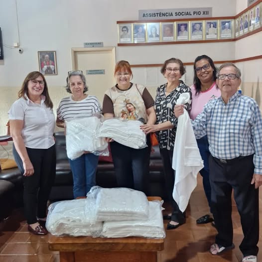 Andreia Maria de Souza doa toalhas aos idosos