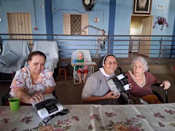 Círculo Renovação 2º ECC doa meias aos idosos
