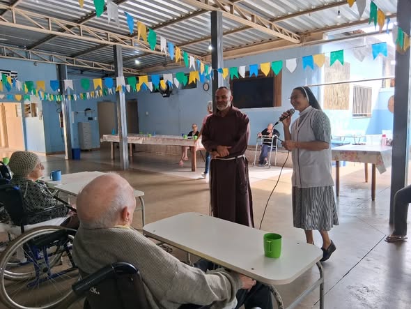 Frei André visita o Asilo com palavra de esperança e fé