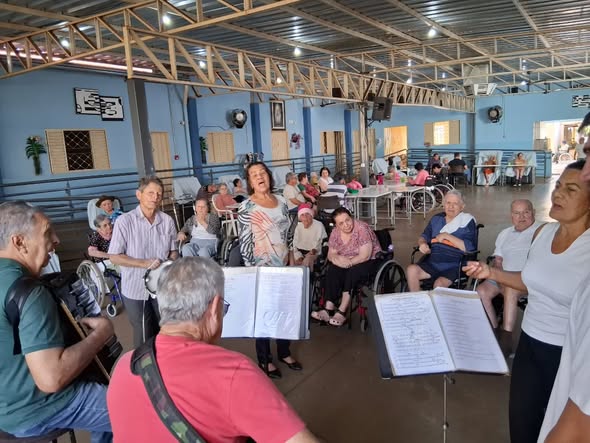 Voluntários animam a Tarde Musical às quartas-feiras