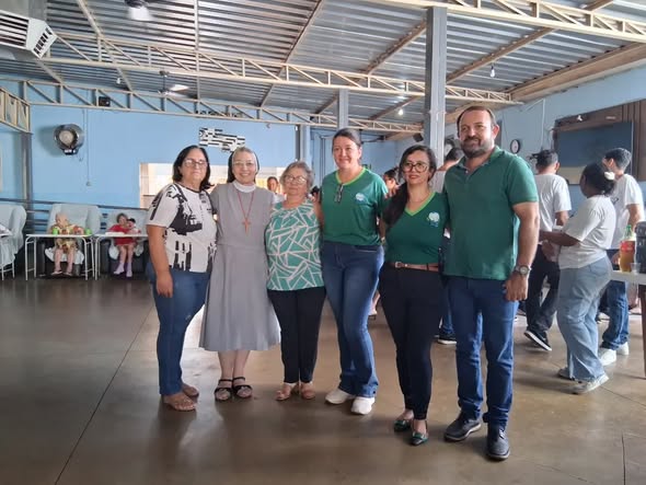 Alunos da Escola Lauriston Souza visitam o Asilo na Semana do Idoso