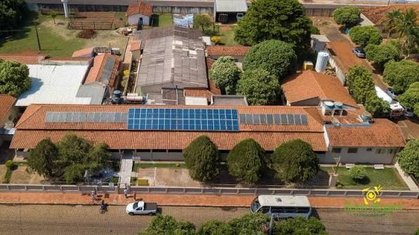 Refeitório limpo e luminoso com mesas organizadas e cadeiras confortáveis
